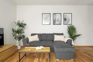 TV, offices - Wagrowska 1B Poznań | Luxury Apartment with Parking & Balcony | Perfect Place for Business Travellers (Poznań)