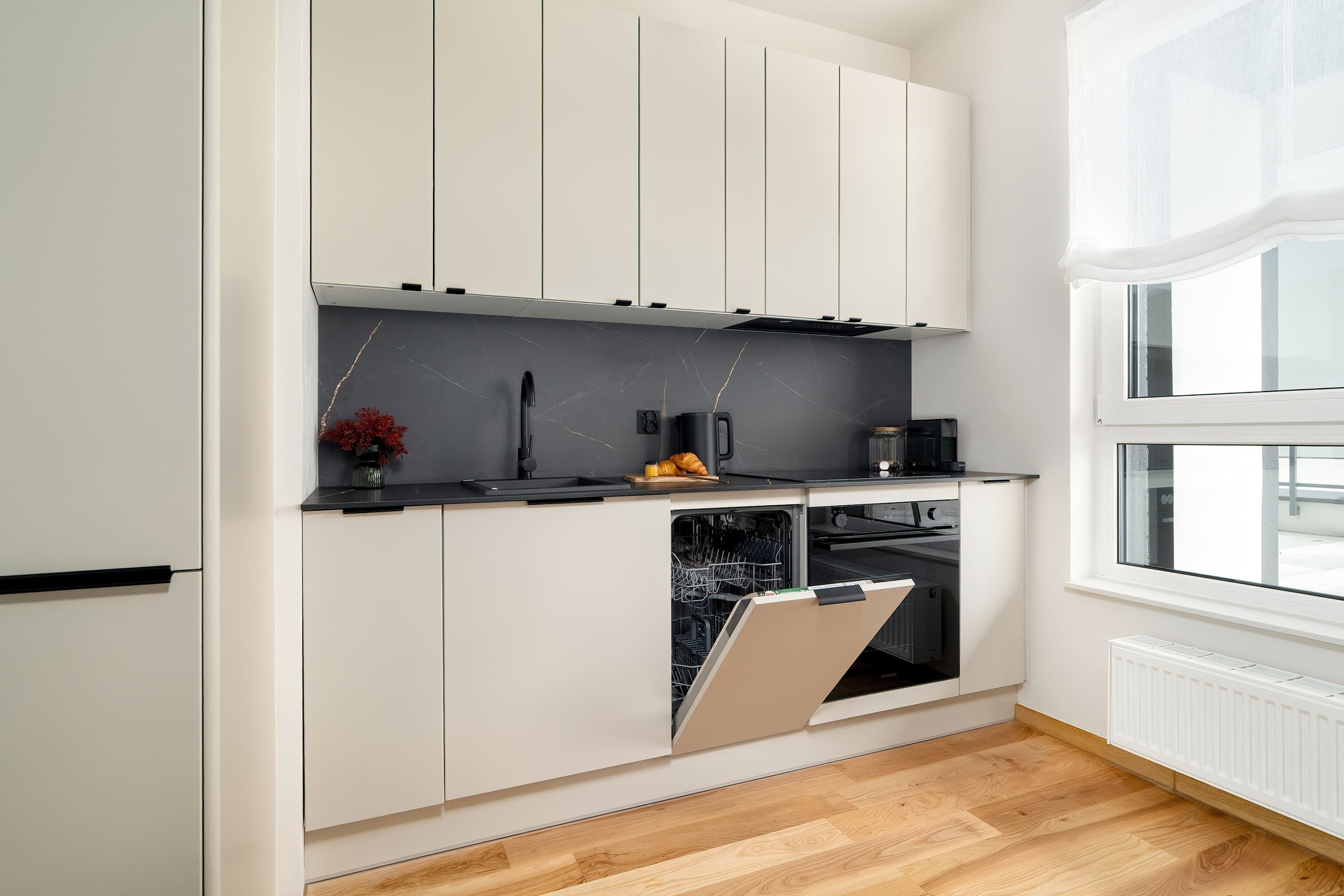 Fridge, oven, stovetop, dishwasher