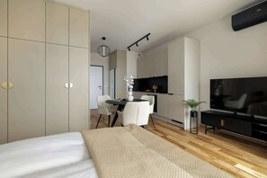 Desk, iron/ironing board, travel crib, WiFi - Wagrowska 1B Poznan  Stylish & Elegant Studio with Parking  Balcony  Remote Working (Poznań)