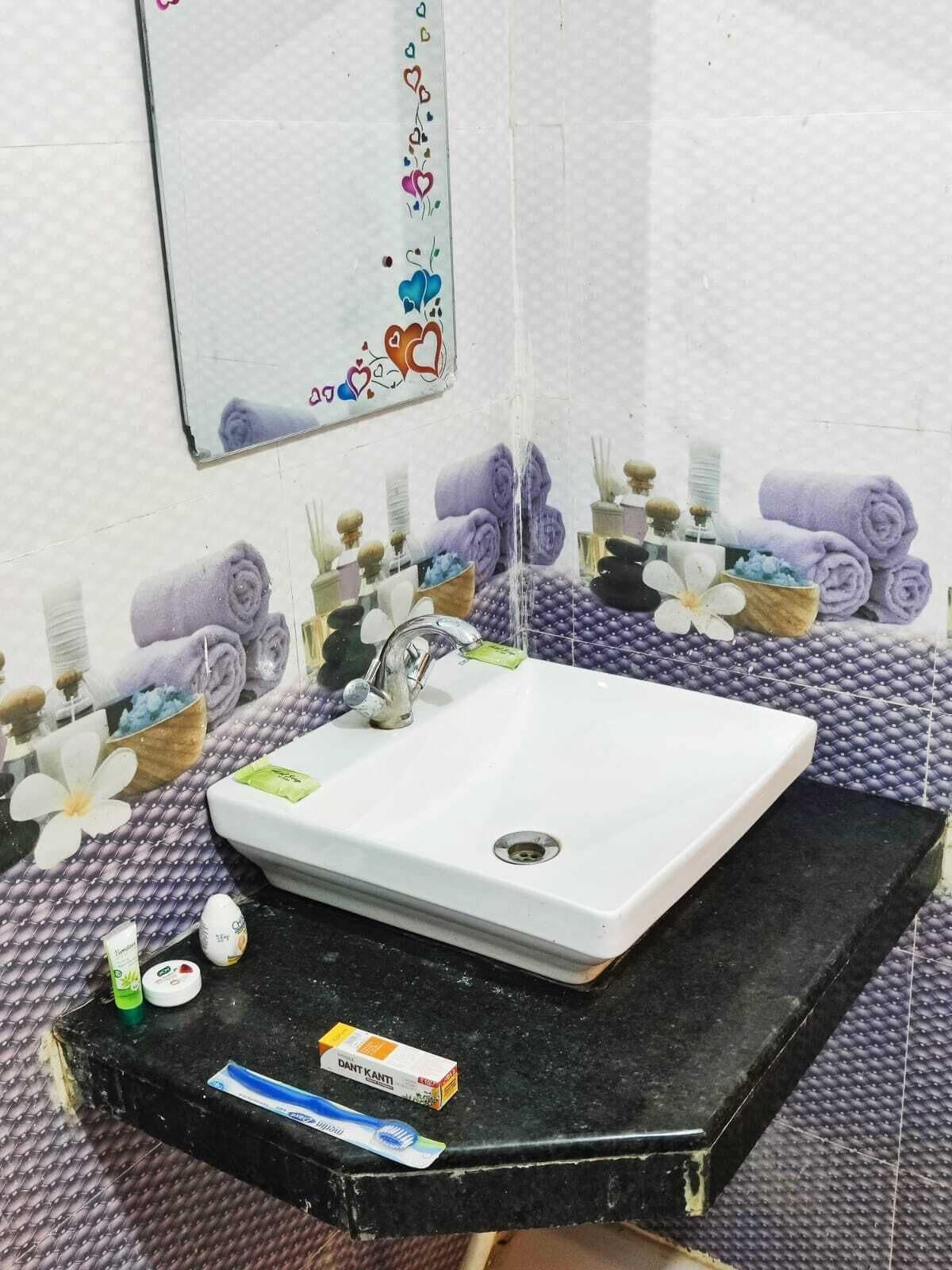 Suihku, ilmaiset hygieniatuotteet, tohvelit, pyyhkeet