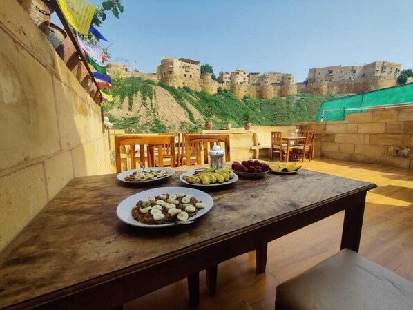 فطور من الأطباق المحلية مجانًا يوميًا