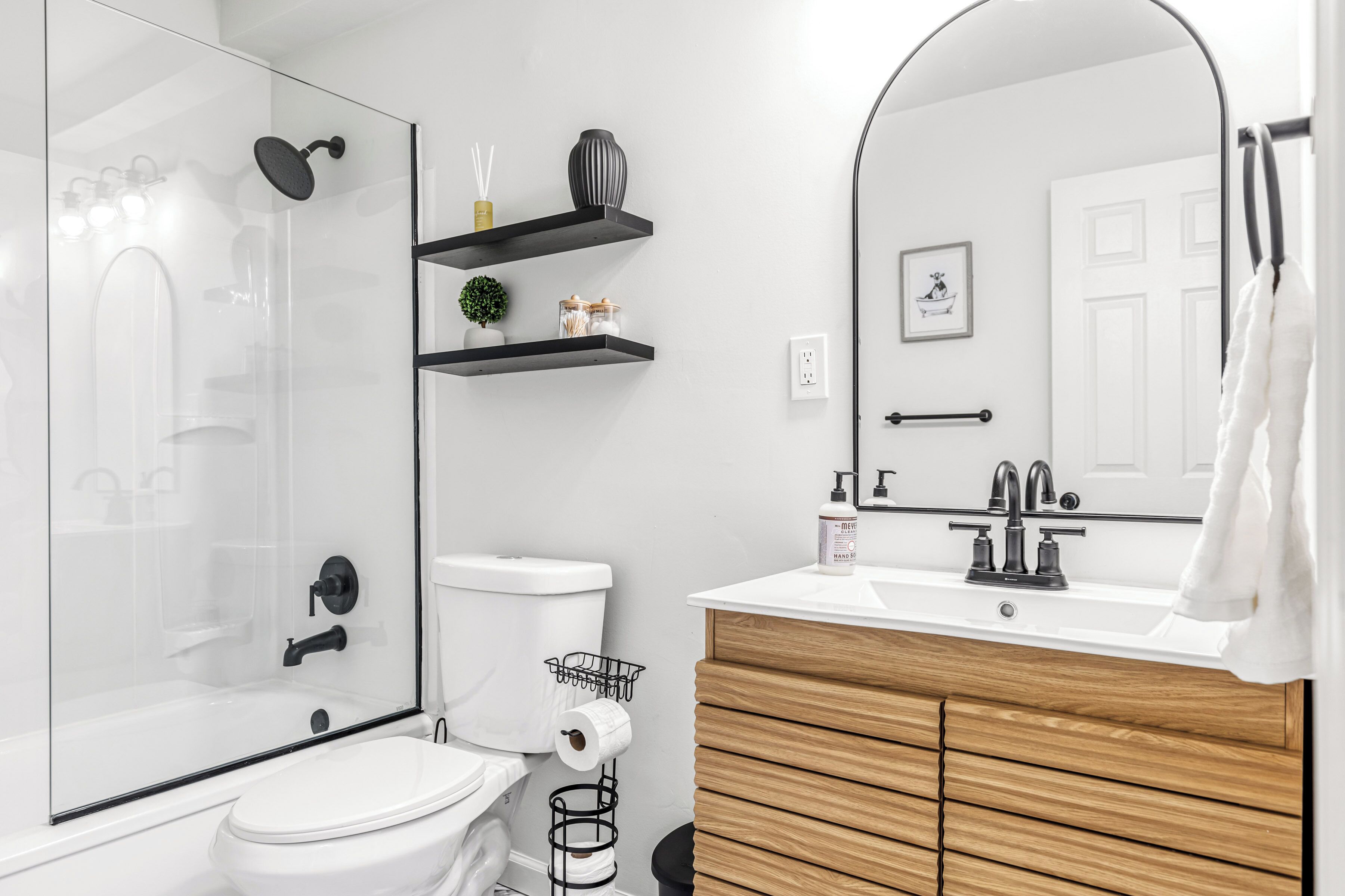 Hiustenkuivaaja, pyyhkeet, saippua, vessapaperi