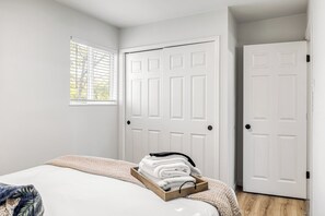 Free WiFi, bed sheets - Cozy 3 Bedroom/ Family Comfort & Convenient Location (Wentzville)