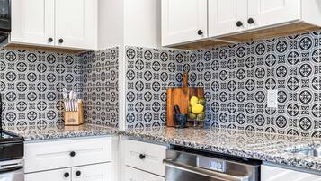 Mikrobølgeovn, ovn, kokeplater og oppvaskmaskin