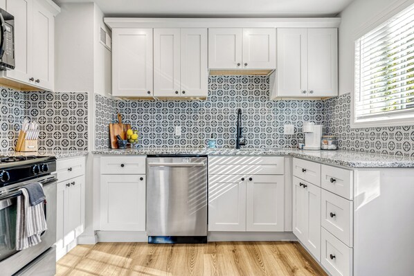 Mikrobølgeovn, ovn, kokeplater og oppvaskmaskin