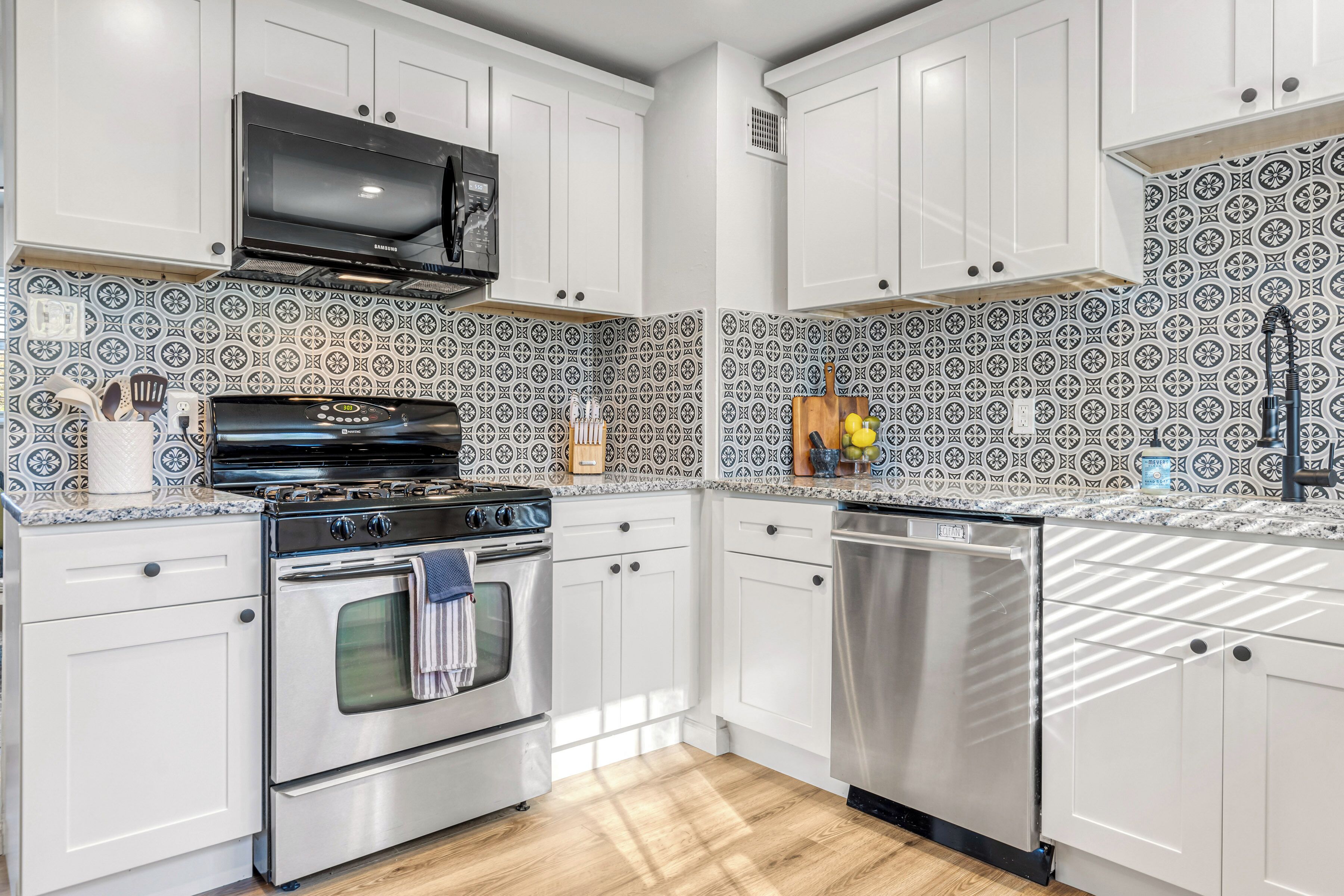 Microondas, horno, parrilla de estufa y lavavajillas 