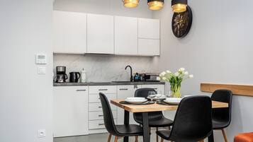 Apartment (122) | Private kitchen | Fridge, stovetop, electric kettle, cookware/dishes/utensils