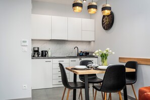 Apartment (122) | Eigene Küche | Kühlschrank, Herdplatte, Wasserkocher, Kochgeschirr/Geschirr/Besteck
