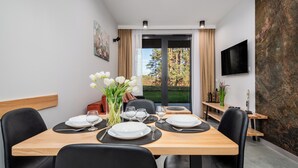 Apartemen (122) | Makan di kamar