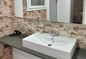 Bathroom - 2 Bed Flat - Sleeps 4 - Parking - Wifi (Barcelona)