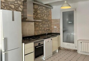 Private kitchen - 2 Bed Flat - Sleeps 4 - Parking - Wifi (Barcelona)