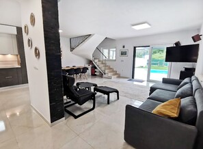 Villa, 5 habitaciones, piscina privada, vistas al jardín | Sala de estar
