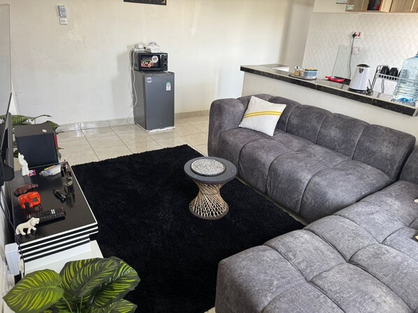 Appartamento Comfort | Area soggiorno | Smart TV 32 pollici con canali digitali