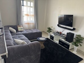 Apartamento Confort | Zona de estar | Smart TV de 32 pulgadas con canales digitales