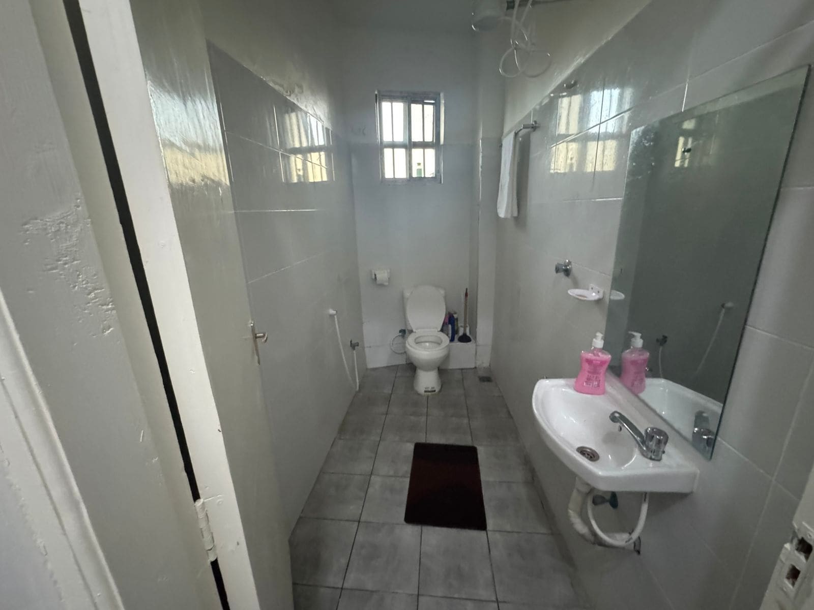 Comfort Apartment | Bathroom | Shower, free toiletries, slippers, towels