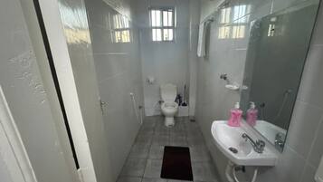 Comfort Apartment | Bathroom | Shower, free toiletries, slippers, towels