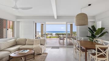 Căn hộ, quang cảnh bãi biển | Khu phòng khách