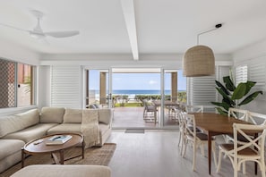 Apartamento, vistas a la playa | Zona de estar