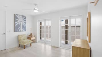 Căn hộ, quang cảnh bãi biển | Khu phòng khách