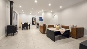 Ein modernes Wohnzimmer mit einer Couch, einem Couchtisch und einem Kamin.