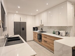 Mikrowelle, Herdplatte, Geschirrspüler