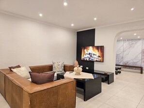 Televisión y chimenea 