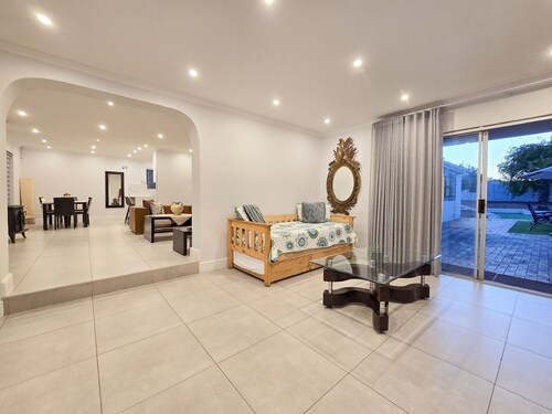 Delightful luxury 10 sleeper villa in vibrant Cape Town