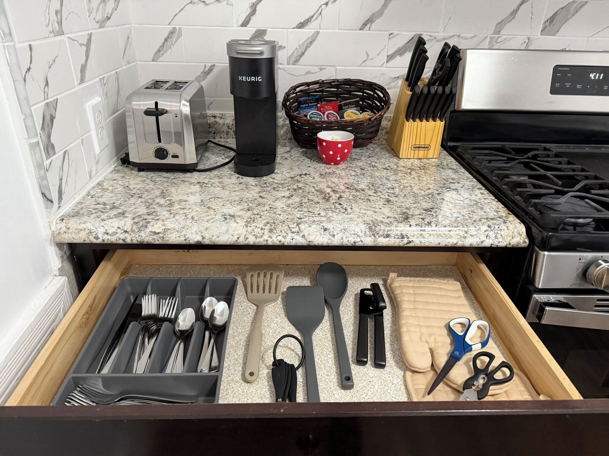 Refrigerador, microondas, horno y parrilla de estufa 