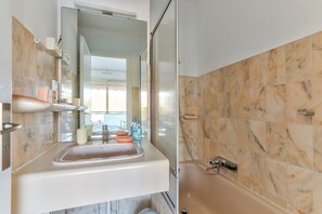 Toallas y papel de baño 