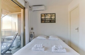 Tabla de planchar con plancha, wifi gratis y ropa de cama 