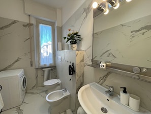 Shower, hair dryer, bidet, towels - Casa Mariò: Cozy apartment on the outskirts of Siena with elevator and AC (Siena)