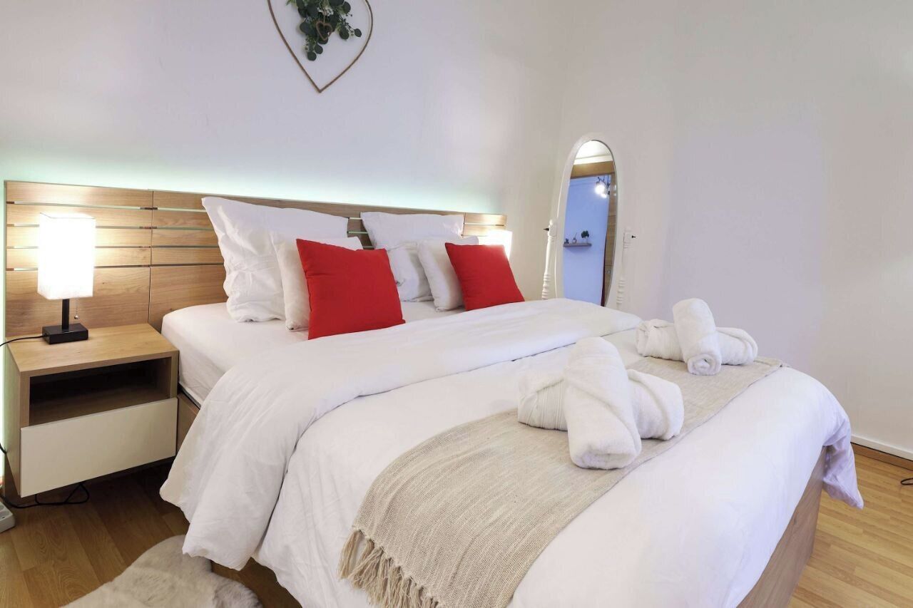 Iron/ironing board, Internet, bed sheets