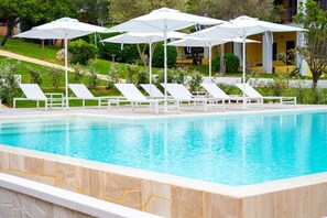 A heated pool - Three-Room Suite: 70 sq m (maximum 6 guests + 1 infant in a cot - 0-2 years old), consisting of a living room with a double sofa bed, a double bedroom and a bedroom with twin beds, a bathroom with shower, and a kitchenette.Some three-room apartments have (Costa Serena - Palau)