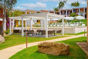 Outdoor dining - Three-Room Suite: 70 sq m (maximum 6 guests + 1 infant in a cot - 0-2 years old), consisting of a living room with a double sofa bed, a double bedroom and a bedroom with twin beds, a bathroom with shower, and a kitchenette.Some three-room apartments have (Costa Serena - Palau)