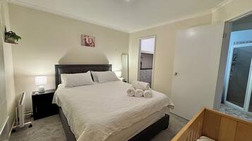 1 dormitorio, tabla de planchar con plancha, wifi gratis y ropa de cama