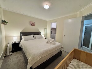 1 dormitorio, tabla de planchar con plancha, wifi y ropa de cama