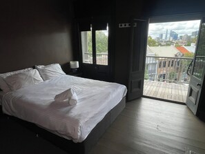 مكواة/لوح كي وخدمة الإنترنت وملاءات أسرّة