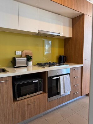Fridge, microwave, oven, stovetop - Sweet Home-Style Comfort 2B2B Apartment in Central (Melbourne)