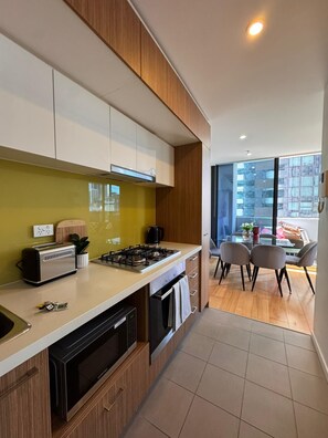 Fridge, microwave, oven, stovetop - Sweet Home-Style Comfort 2B2B Apartment in Central (Melbourne)