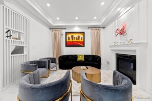 奢華獨棟房屋, 4 間臥室, 花園景觀 | 起居區 | 43-吋平面電視、衛星頻道、Netflix、Hulu