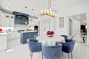 Casa de lujo, 4 habitaciones, vistas al jardín | Cocina privada | Frigorífico, microondas, horno y placa de cocina