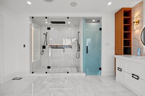 Luxury House, 4 Bedrooms, Garden View | Bathroom - GLOBALSTAY Luxury 4 Bedroom House (Vaughan)