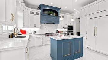 Luxury House, 4 Bedrooms, Garden View | Private kitchen | Fridge, microwave, oven, stovetop