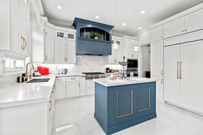 Rumah Mewah, 4 kamar tidur, pemandangan kebun | Dapur pribadi | Lemari es, microwave, oven, dan kompor