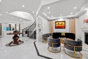 奢華獨棟房屋, 4 間臥室, 花園景觀 | 起居區 | 43-吋平面電視、衛星頻道、Netflix、Hulu