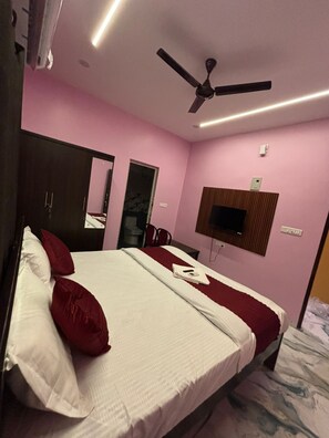 Deluxe Room, City View | Living area