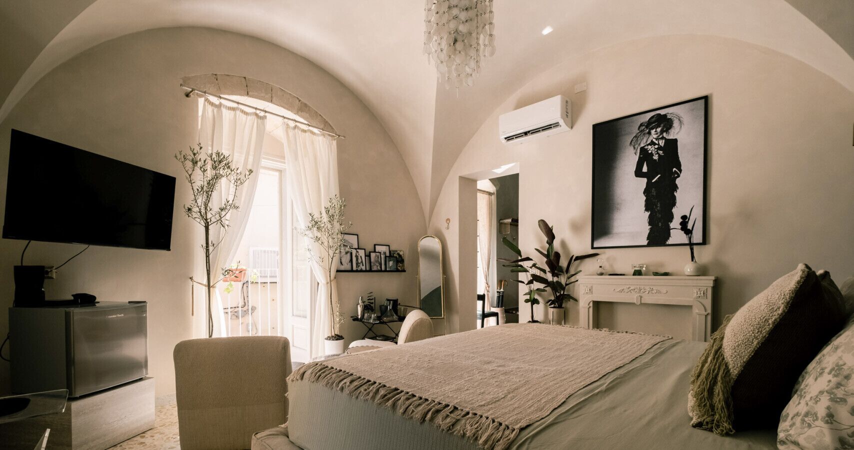 Desk, WiFi, bed sheets