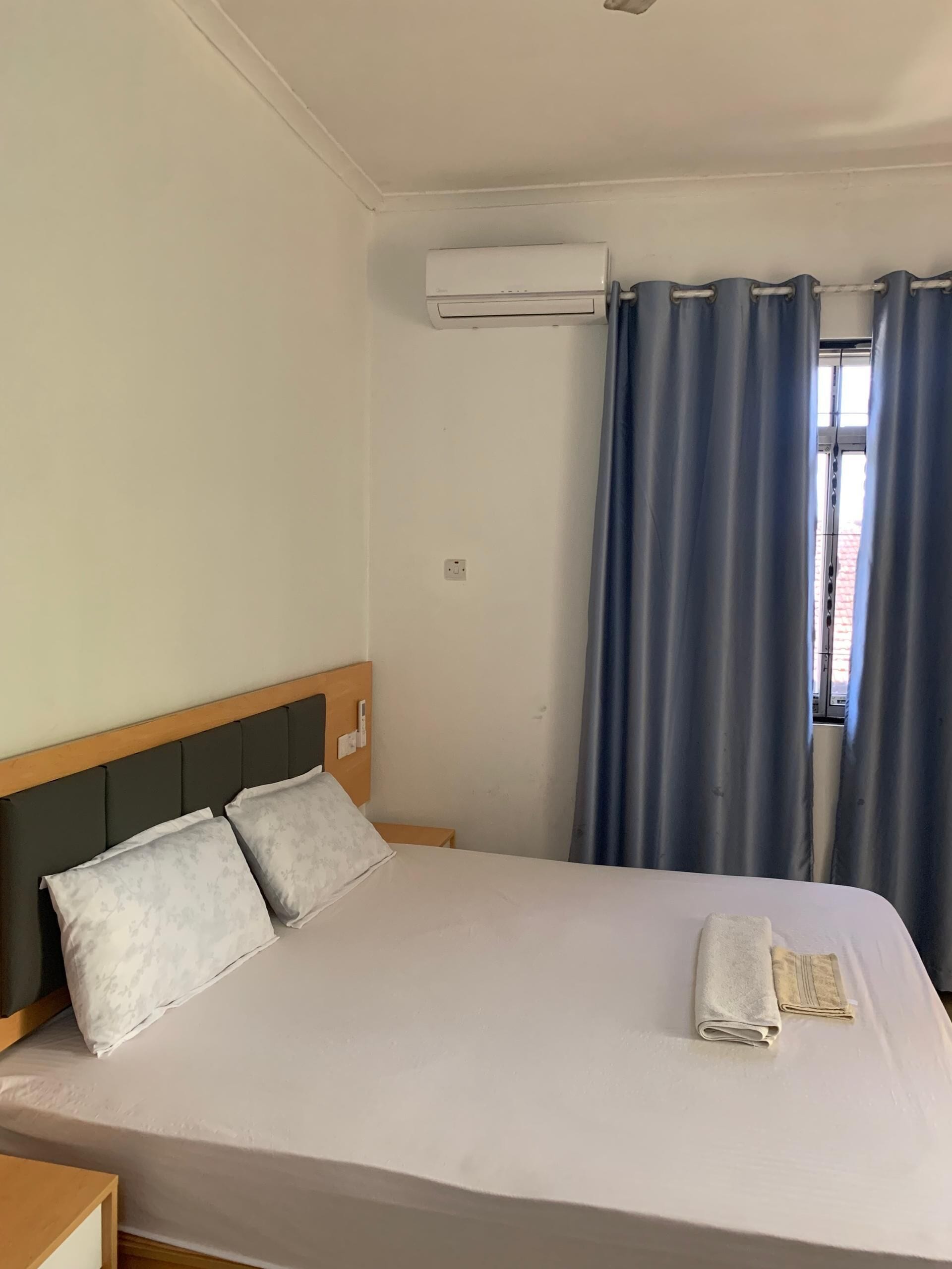 Escritorio, espacio para trabajar con laptop y wifi gratis 