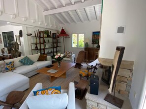 TV, fireplace - Basque villa with 4 bedrooms and 3 bathrooms (270m²) 5' from the beach in a green setting (Saint-Jean-de-Luz)