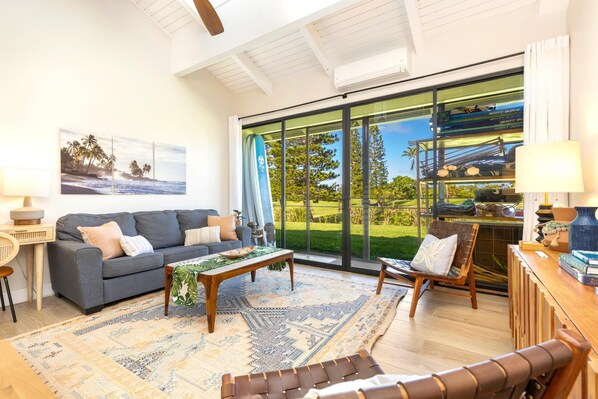 Condo (4 Bedrooms) | Living room